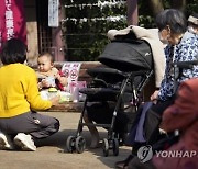 日 남성 육아휴직률 공개기업 4천곳→1만8천곳 확대 검토