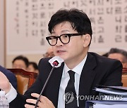 답변하는 한동훈 법무부 장관