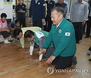 이상민 장관, 이재민 임시주거시설 찾아 큰절