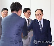 악수하는 이원석 총장과 이정렬 합수단장