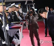 국군전사자 유해에 고개 숙인 윤석열 대통령