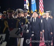 국군전사자 유해 봉송 행렬 따라나서는 윤석열 대통령