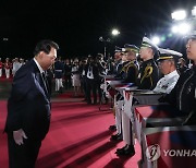 73년만에 귀환한 국군전사자 유해에 고개숙인 윤석열 대통령