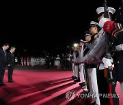 73년만에 귀환한 국군전사자 유해에 고개숙인 윤석열 대통령