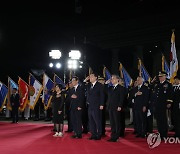 국군전사자 유해에 거수경례하는 윤석열 대통령