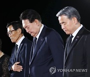 국군전사자 유해에 고개 숙인 윤석열 대통령