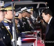 국군전사자 유해에 고개 숙인 윤석열 대통령