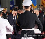 국군 전사자 유해에 고개 숙인 윤석열 대통령