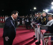 73년만에 귀환한 국군전사자 유해에 고개숙인 윤석열 대통령