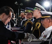 윤석열 대통령, 고 최임락 일병 유해에 참전기장 수여