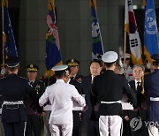 73년만에 귀환한 국군전사자 유해 영접하는 윤석열 대통령