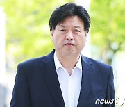 참고인 조사 출석하는 김용 전 부원장