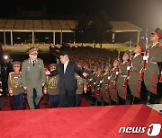 북한 김정은, 쇼이구러 국방과 함께 '무장장비전시회' 찾아