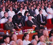 북중러 밀착 행보 과시하는 김정은…전승절 경축공연 함께 관람