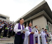 찬송가 부르는 한국기독교장로회 총회 관계자들