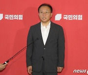 취재진 질문 받는 윤재옥 원내대표