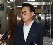 취재진 질문 받는 박광온 원내대표