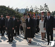 유엔군 위령탑서 묵념하는 윤석열 대통령 내외