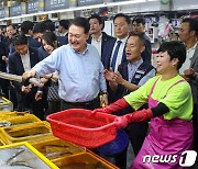 장어 잡아 들어보이는 윤석열 대통령