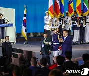 정전협정 70주년 기념식서 유엔 참전용사 맞이하는 윤 대통령