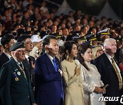 국민의례 하는 윤석열 대통령 내외