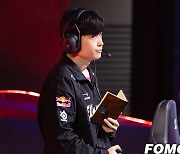 [포토] LCK 경기 밴픽 중인 T1 임재현 코치