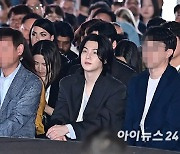 [언팩 2023·현장] "시상식 못지 않네"…슈가·장원영 등장에 '애플빠' 흔들릴까