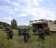 韓 장갑차가 독일 제쳤다…"한화, 호주와 2조 규모 계약 체결"