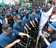 민주노총 "경찰이 총파업 중 집회·행진 방해"…고소장 접수