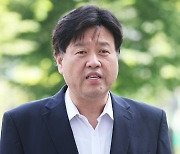 수원지검 출석한 김용 "쌍방울 관련, 잘못된 내용 정리할 것"