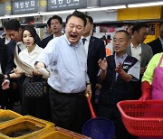 尹 "韓, 유엔군 피 묻은 군복 위에 서 있어"