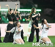 여자 아이들 ‘축구 팬들에게 인사’ [MK포토]