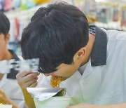 교사가 말리는데도 수업중 ‘라면 먹방’ 고교생…출석정지 10일 징계