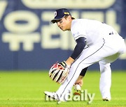 [MD포토] 이유찬 '2실점과 바꾼 포구 실책'