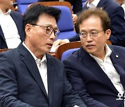 대화하는 박광온 원내대표-송기헌 원내수석부대표