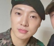 ‘조교’ 진, ‘훈련병’ 강승윤 수료 기념 인증샷...“특혜 같은 거 안 받음”