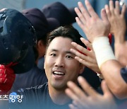 전준우, 3점 홈런 축하[스경포토]