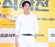 [포토]이승기, 올화이트룩 완벽소화