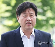 질문에 답하는 김용 전 부원장