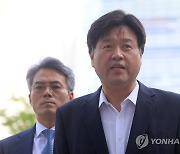 참고인 조사 출석하며 질문에 답하는 김용 전 부원장