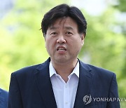 참고인 조사 출석하며 질문에 답하는 김용 전 부원장