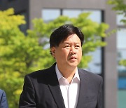 수원지검 들어서는 김용 전 부원장