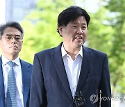 검찰 출석 김용 "사실과 다른 이야기 와전돼…김성태 한번 만나"