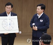 원희룡 장관에게 서울-양평 고속도로 의견 밝히는 주민