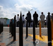 '날카로운 대결 앞에서 외치는 평화'