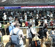 여름 휴가 맞아 북적거리는 인천공항