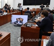 의사봉 두드리는 변재일 윤리특위 위원장