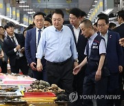 윤석열 대통령, 자갈치시장 찾아 수산물 상황 점검