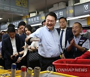 장어 직접 손으로 잡아보는 윤석열 대통령