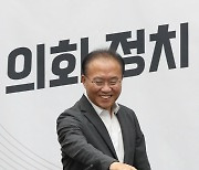 미소 지으며 원내대책회의 입장하는 윤재옥 원내대표